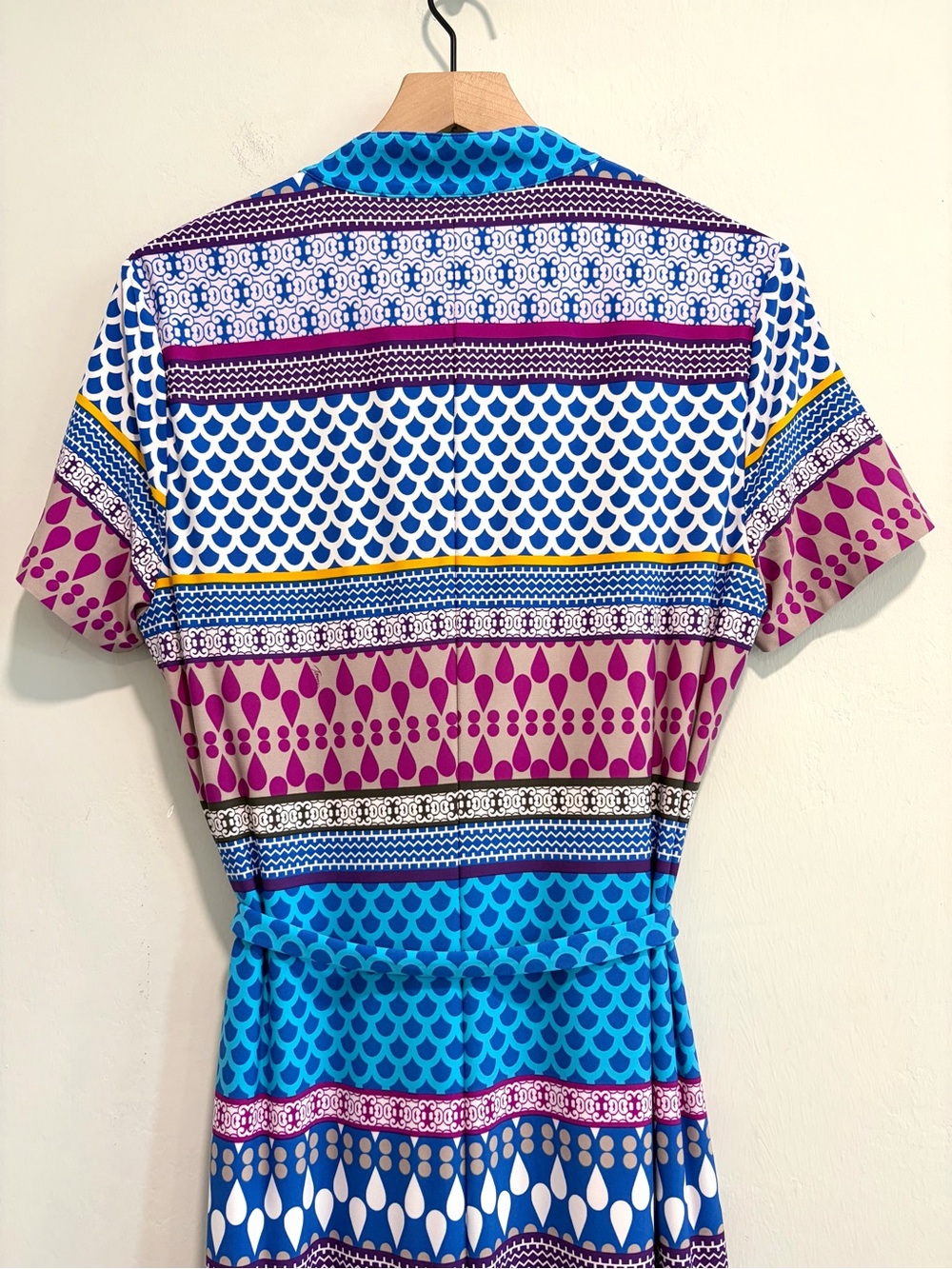Trina Turk Short Sleeve Geometric Striped V-Neck Stretch Dress - Picture 9 of 10